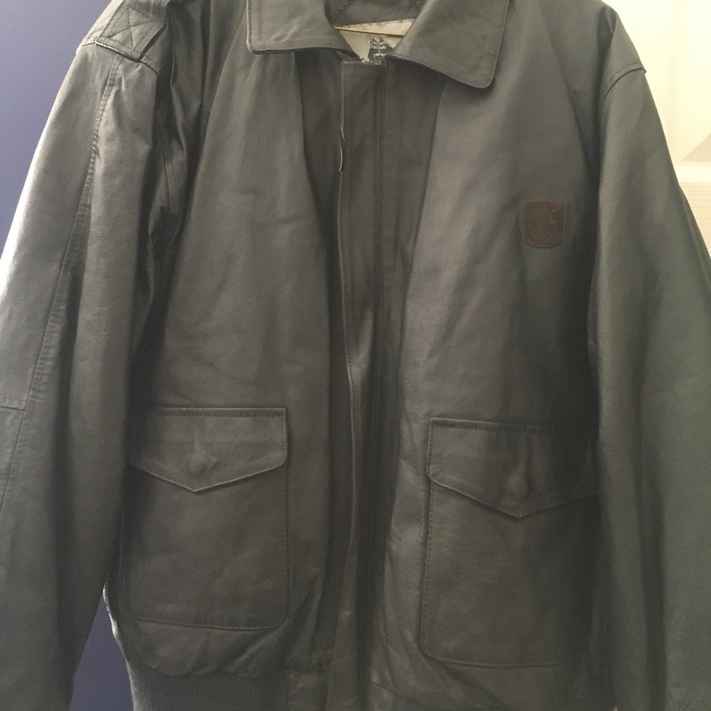 Essential Black leather jacket. Very nice! 💫🌟